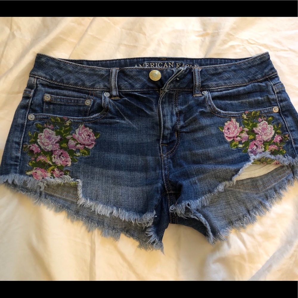Cute American Eagle shorts embroidered size 4